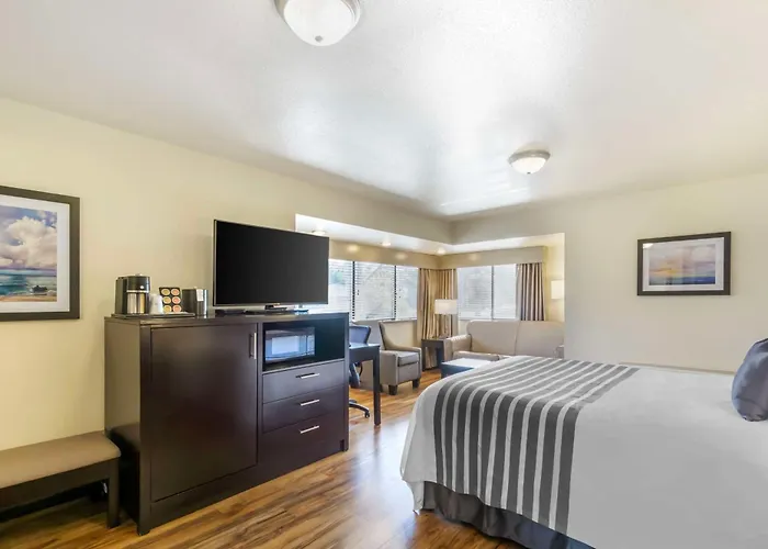 Best Western Plus Edmonds Harbor Inn